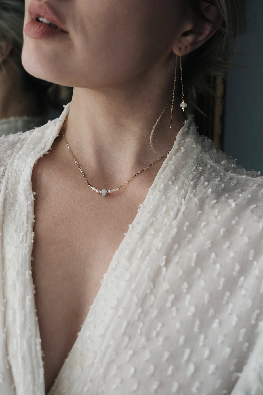 crematie sieraad ketting minimalistisch te zien op model