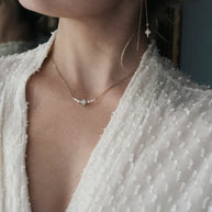 crematie sieraad ketting minimalistisch te zien op model