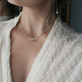 crematie sieraad ketting minimalistisch te zien op model