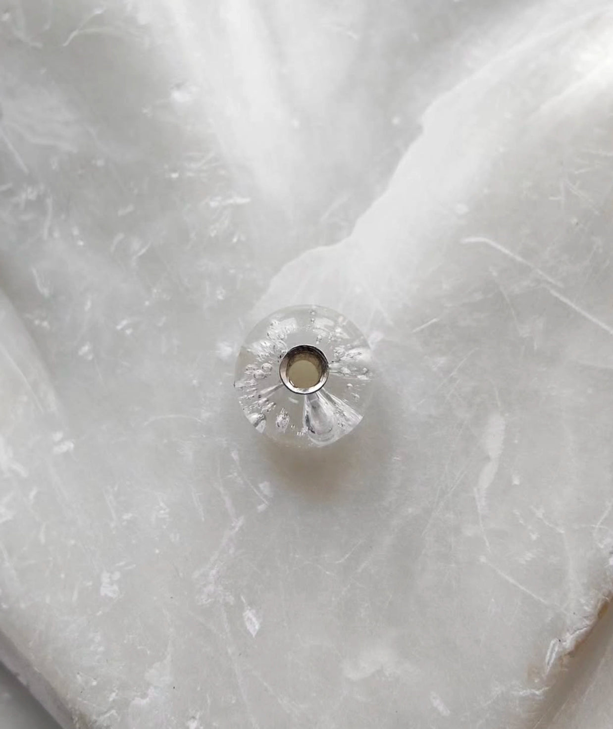 detail van as in glazen pendant