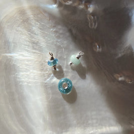 zilveren rouwbedels met as in glas