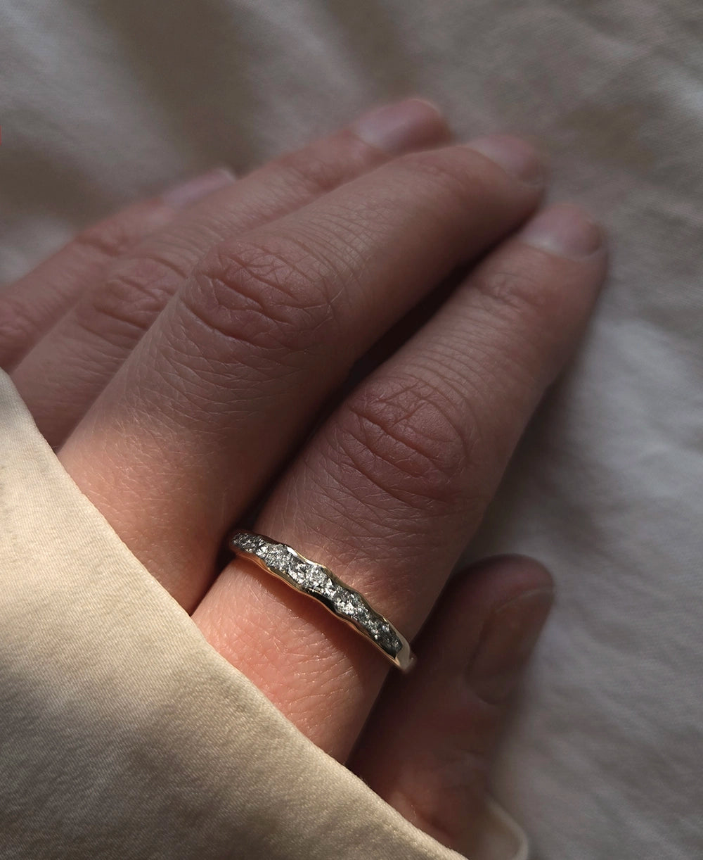 Zilveren memorial ring met as en haar verwerkt op hand