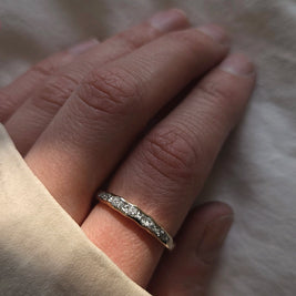 Zilveren memorial ring met as en haar verwerkt op hand