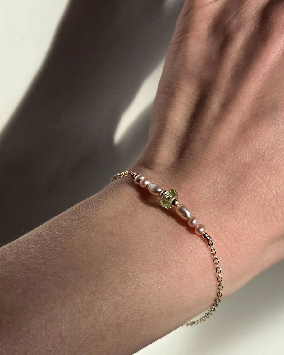 prachtige handgemaakte armband met groene bedel van glas en zacht roze parels in het gold filled