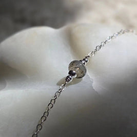 zilveren gedenksieraad met as en haar handgemaakt verwerkt in laagjes glas