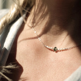 Minimalistische handgemaakte gedenkketting met duurzame parels