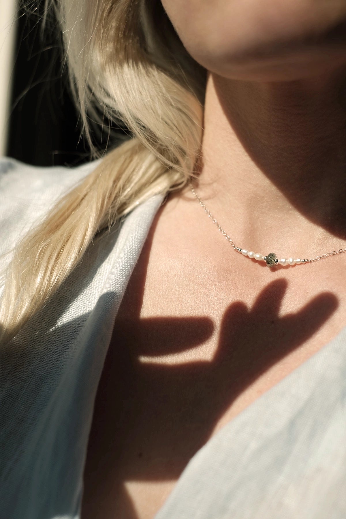 Discrete herinneringsketting zilver gedragen op model