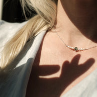 Discrete herinneringsketting zilver gedragen op model