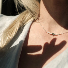 Discrete herinneringsketting zilver gedragen op model