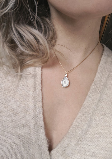 This meaningful 14k golden geode memorial pendant is a true statement piece. On top of the geode some ashes can be encased in the colour of your choice.  If you don't have ashes of your loved one but you still would like me to make a piece for you; I can also use pieces of fabric, hair/fur or sand from your loved ones favourite places. It's an unique and lasting gift that can always be kept close – just like your memories
