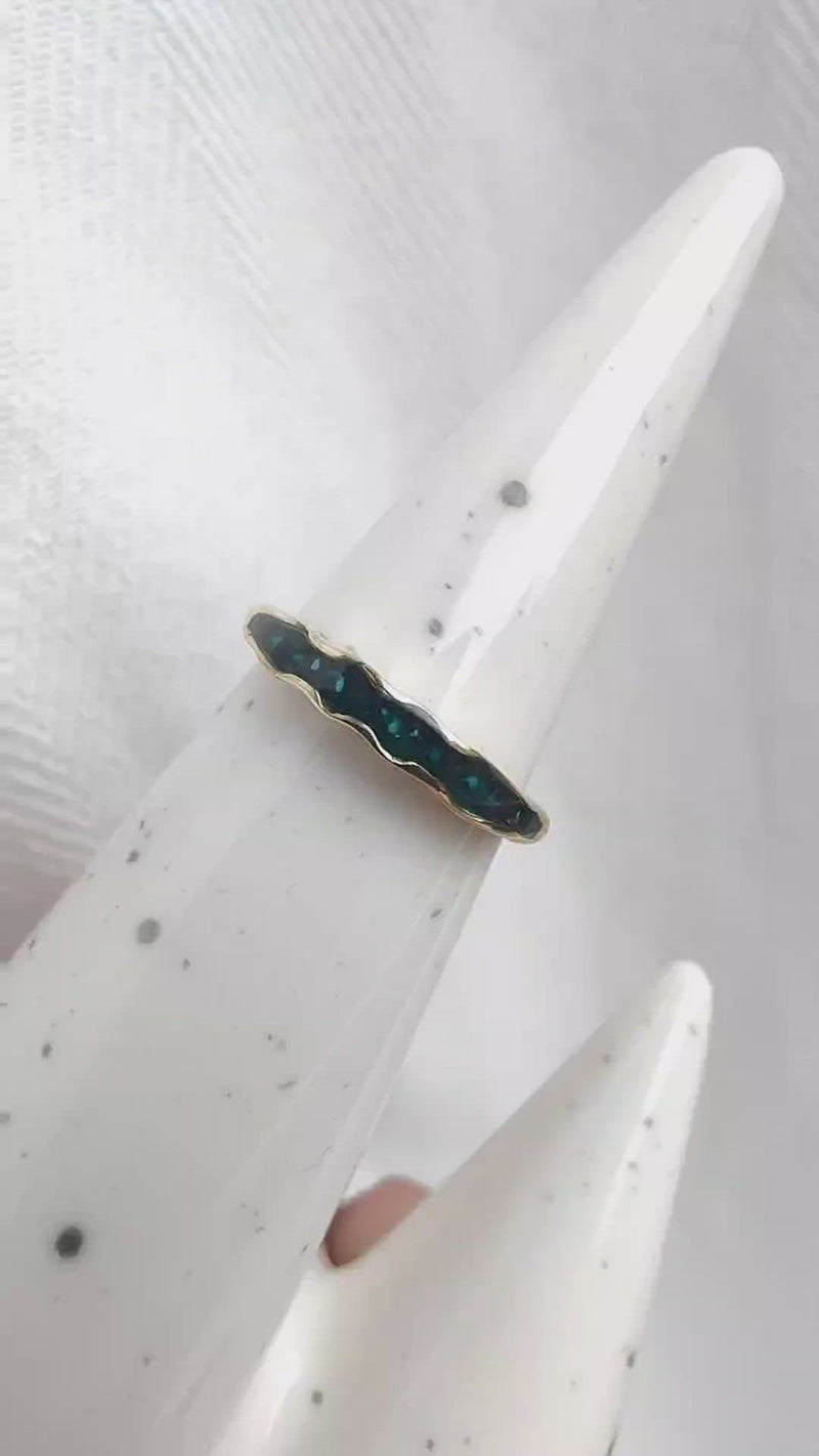 video van 14k gouden asring met details van as zichtbaar